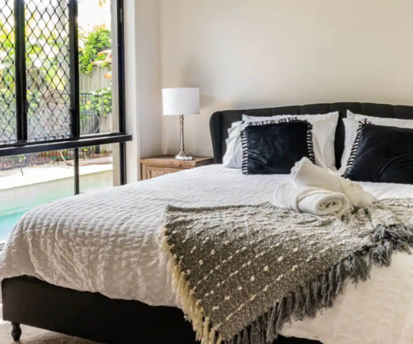 Master bedroom King Bed Pool View 2 bath large bath towels 2 standard bath towels, hand towel, and 2 face washers provided for the King room
