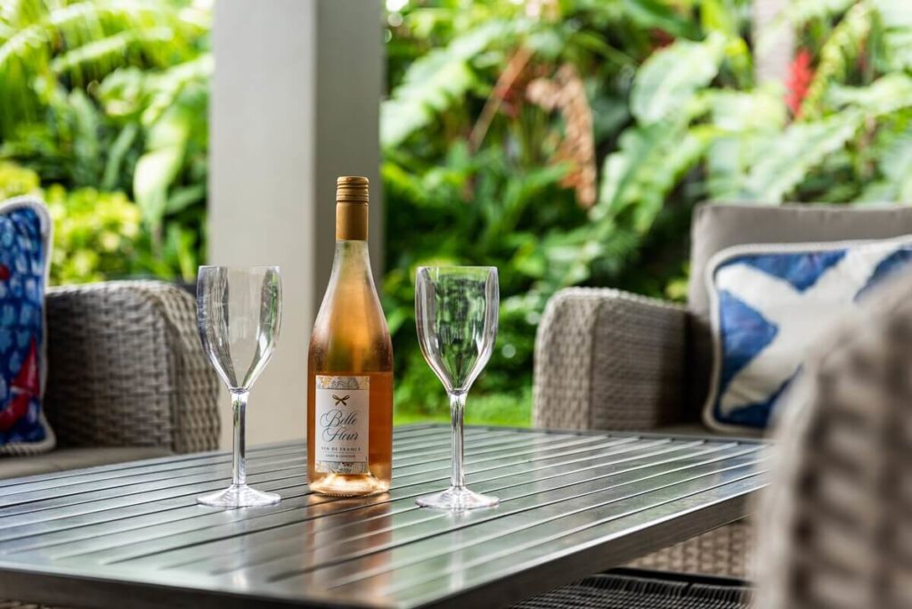 Patio with six-seater outdoor lounge